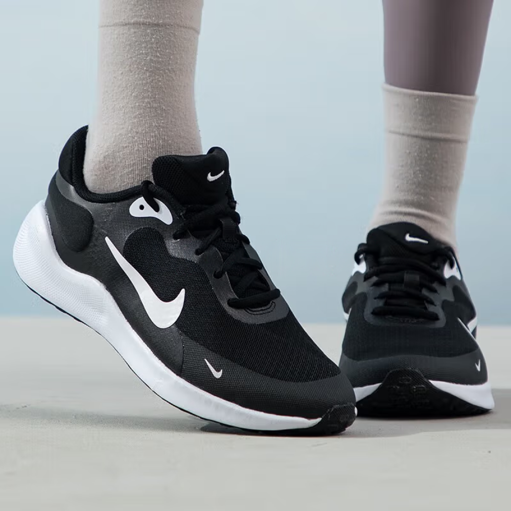 Nike REVOLUTION 7