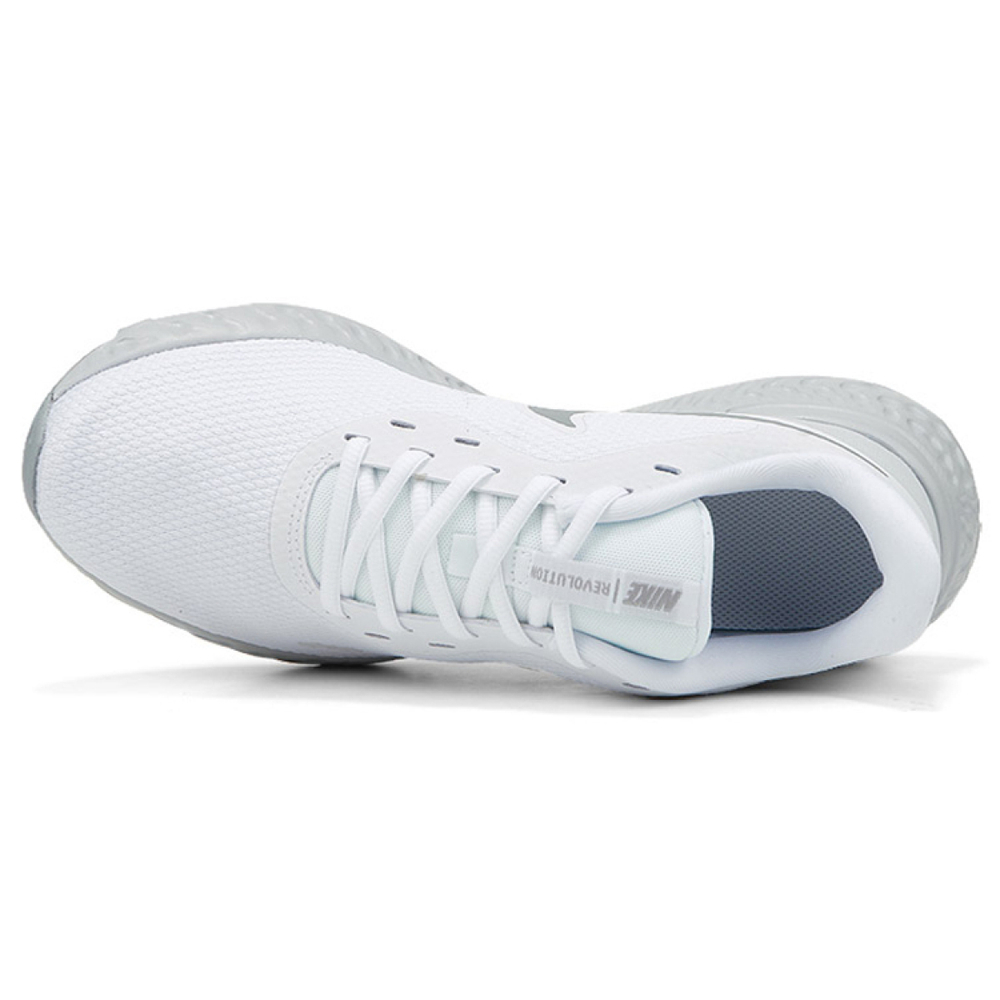 Nike REVOLUTION 5