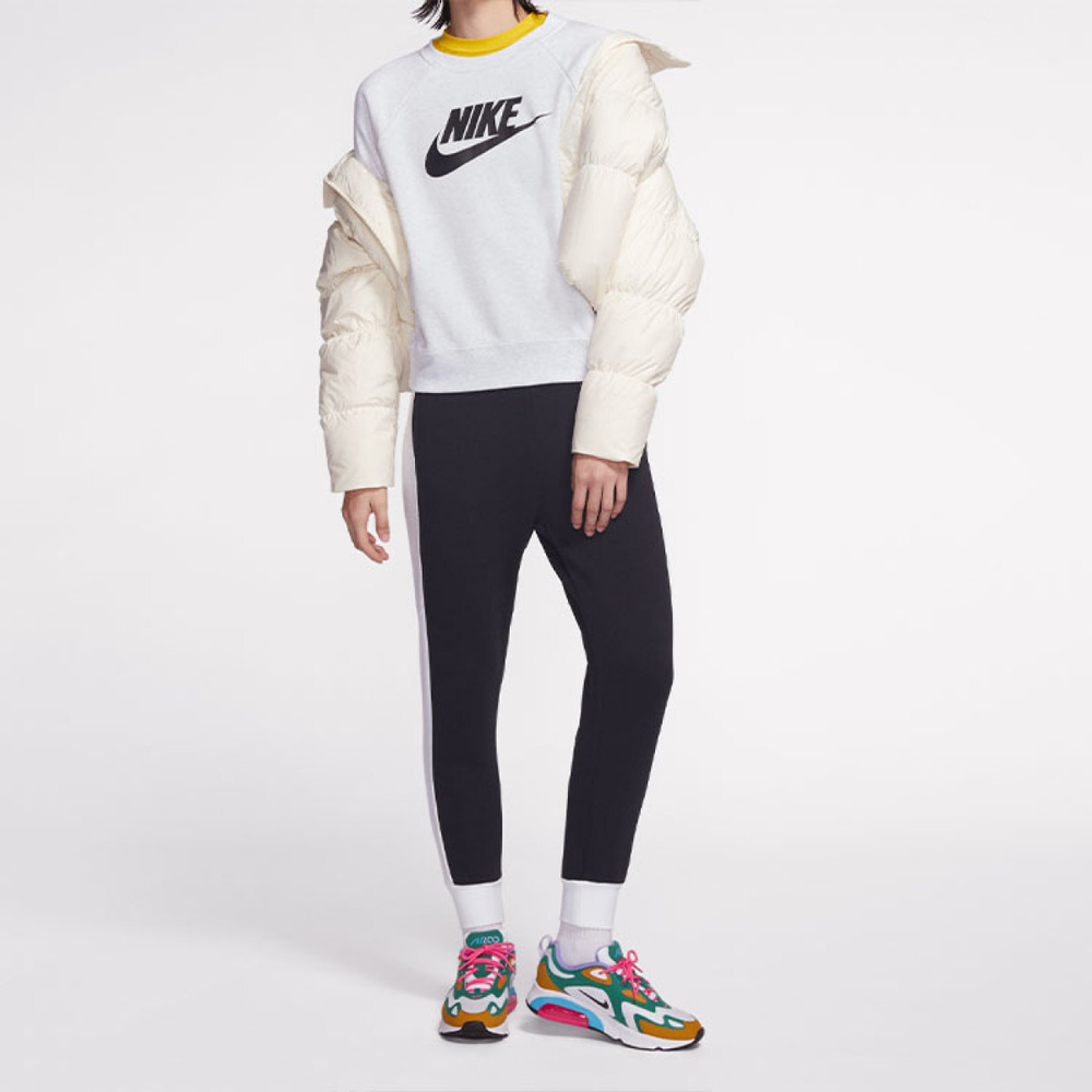 Nike Sportswear Essential Logo