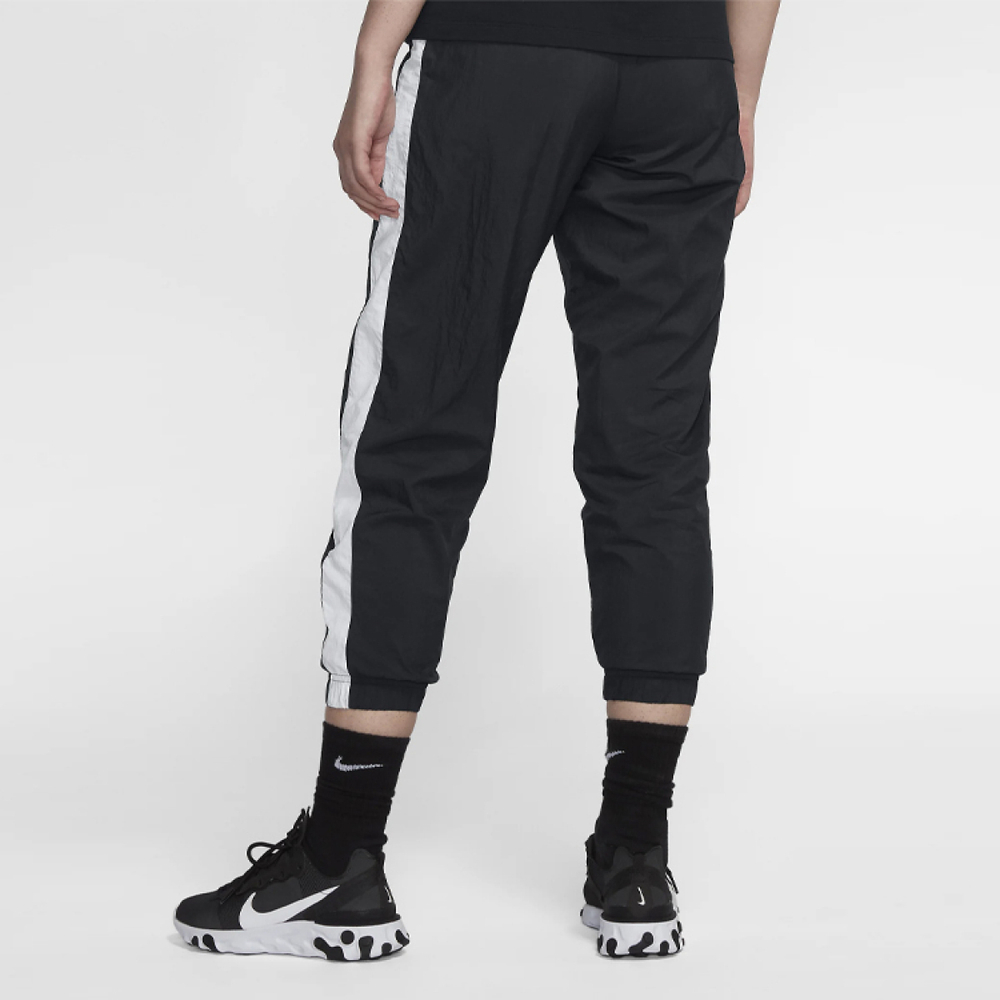 Nike Sportswear Swoosh