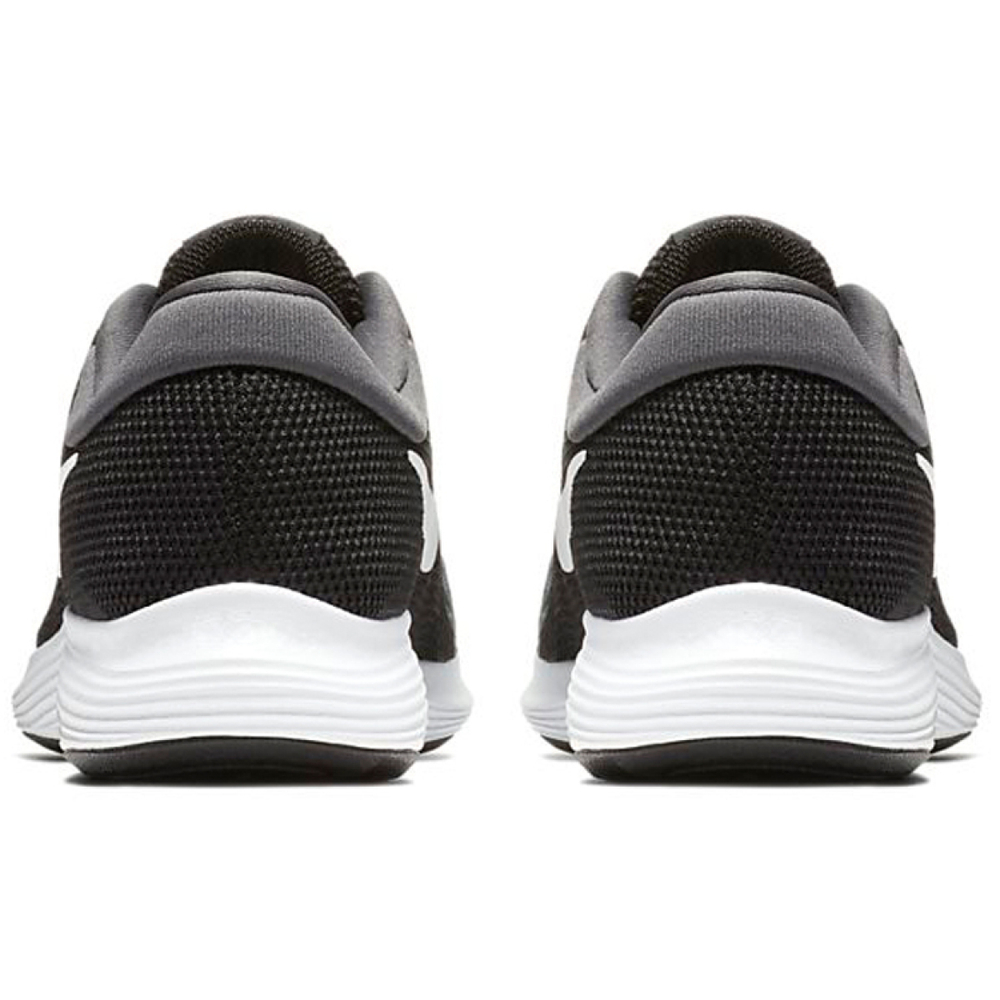 Nike REVOLUTION 4