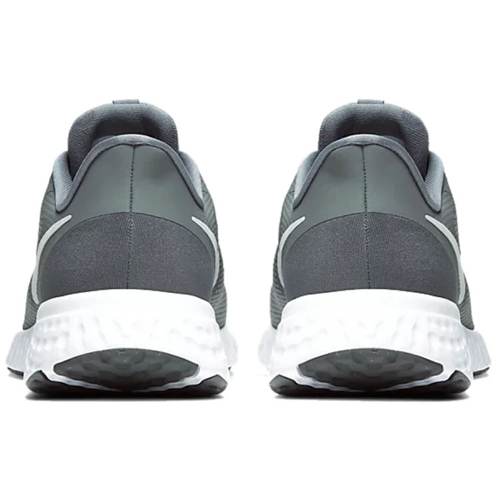 Nike REVOLUTION 5
