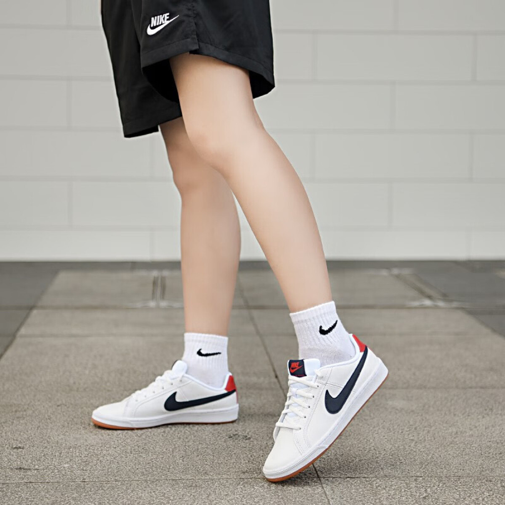 Nike Court Royale