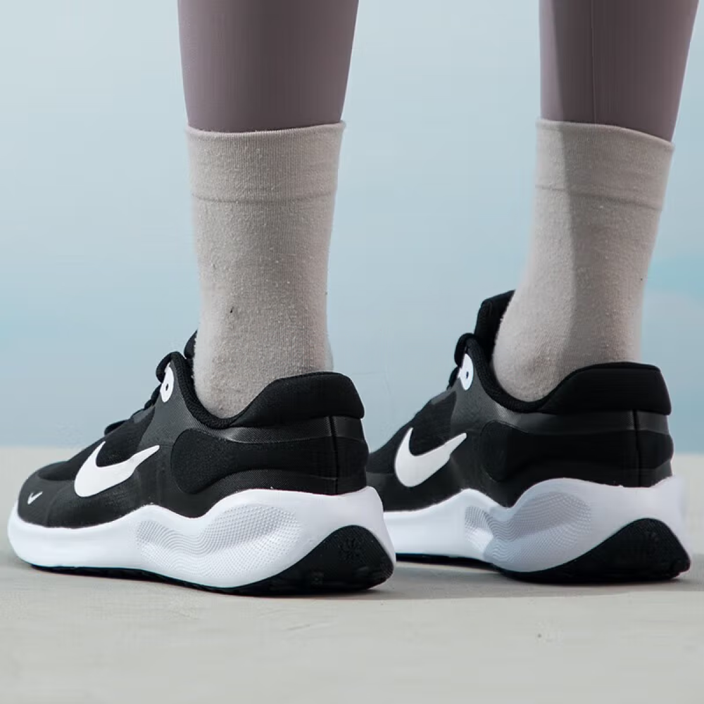 Nike REVOLUTION 7