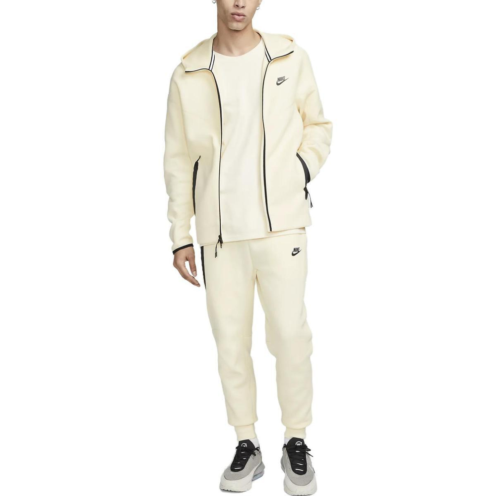 Nike Sportswear Tech Fleece Logo