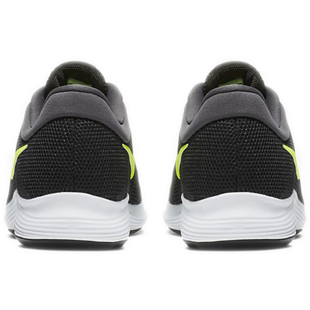 Nike REVOLUTION 4
