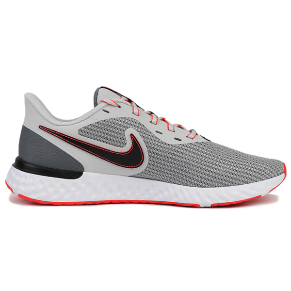 Nike REVOLUTION 5