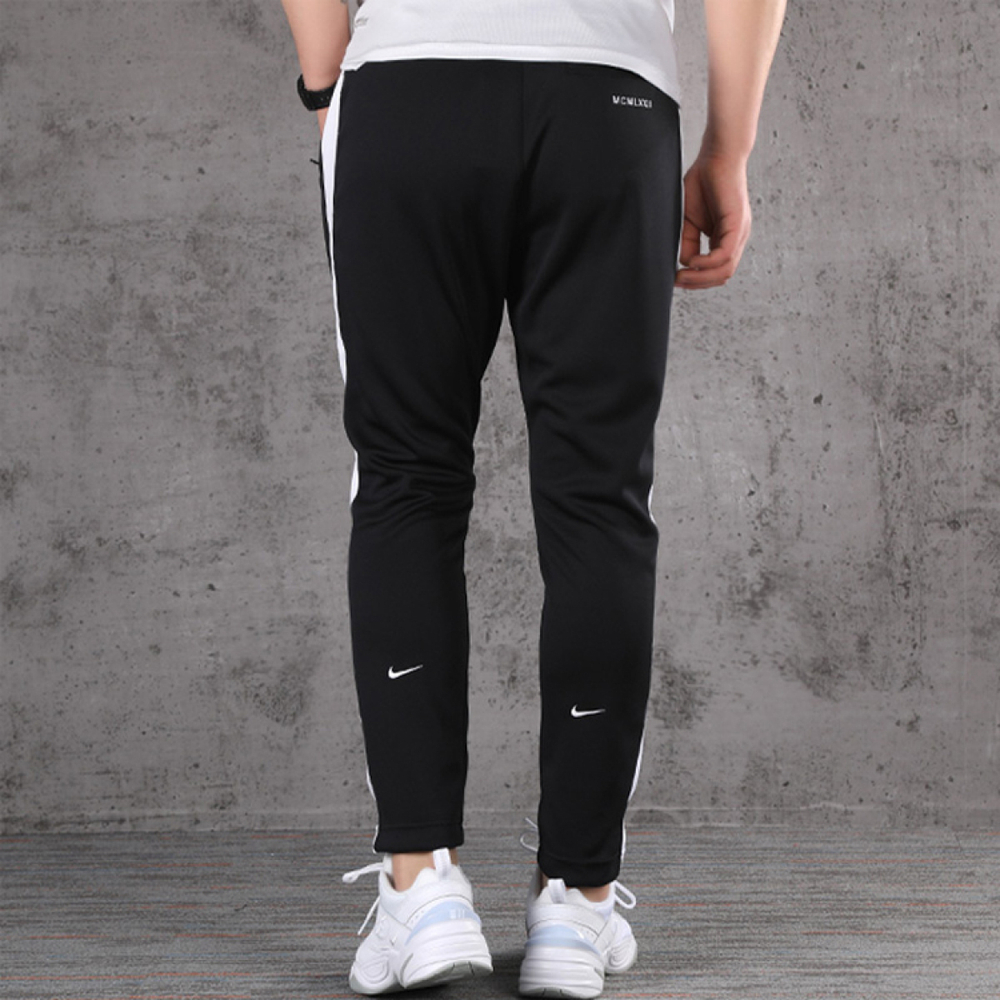 Nike Sportswear Swoosh