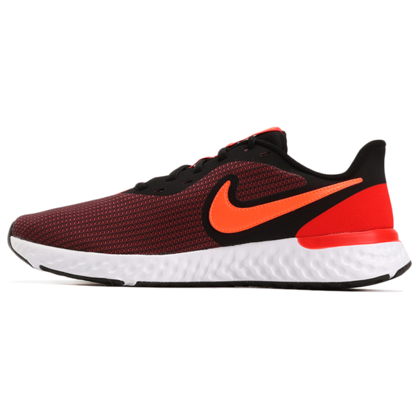 Nike REVOLUTION 5